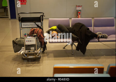 Osaka, Japon, dormir passager à l'aéroport de Kansai Banque D'Images