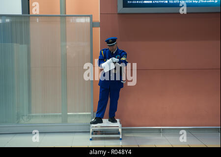 Osaka, Japon, employé de l'aéroport à l'aéroport de Kansai Banque D'Images