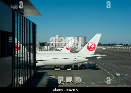 Tokyo, Japon, Japan Airlines avion de passagers à l'aéroport de Narita Banque D'Images