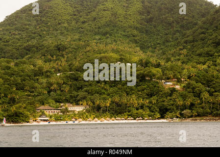 Resort sur la plage par la forêt Banque D'Images