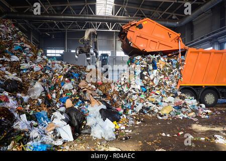 Minsk, Belarus - Octobre 2018 : l'usine de recyclage de déchets de déchargement de camion poubelle. Charges manipulateur des ordures sur le convoyeur pour plus de pro Banque D'Images