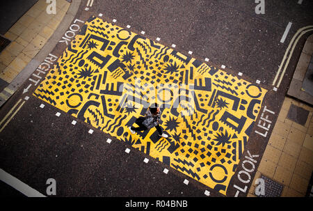 Barbican dans la ville de London, London England UK. Octobre 2018. Passages colorés, doté d''une rue sur mesure design by Eley Kishimoto Banque D'Images