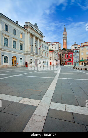 La place Tartini avec St George's Church Bell Tower at Dusk, Piran, Primorska, Côte Adriatique, Slovénie Banque D'Images