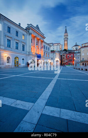 La place Tartini avec St George's Church Bell Tower at Dusk, Piran, Primorska, Côte Adriatique, Slovénie Banque D'Images