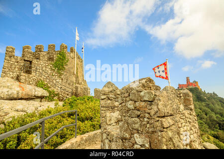 L'un des tours d'anciennes ruines de Château des Maures de Sintra, District de Lisbonne, Portugal, avec coloful Palais Pena dans la distance. Les deux châteaux construits sur les collines de Sintra sont Site du patrimoine de l'Unesco. Banque D'Images