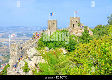 Sintra, Portugal - 7 août 2017 : Vue aérienne de l'ancien mur et tour de Château des Maures de Sintra et de vallée. Beaucoup de gens à pied sur les murailles de l'une des attractions les plus populaires de Sintra Banque D'Images