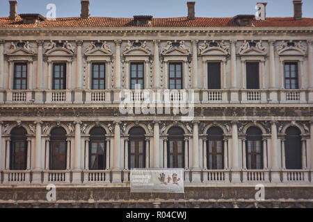 Les fenêtres et les éléments architecturaux de Venise dans la façade d'un palais caractéristique plein de décorations. Configuration des fenêtres et décorations historiques. Banque D'Images
