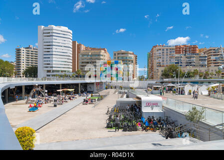 Muelle Uno shopping centre à la direction du Centre Pompidou Centre Pompidou Malaga (Malaga), Malaga, Costa del Sol, Andalousie, Espagne Banque D'Images