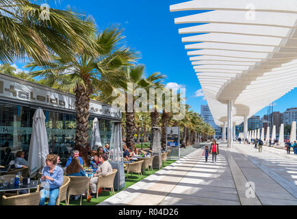 Malaga, Espagne. Restaurant sur le Paseo del muelle Uno dans la zone portuaire, Malaga, Costa del Sol, Andalousie, Espagne Banque D'Images