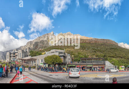 CAPE TOWN, AFRIQUE DU SUD, le 17 août 2018 : Panorama de la station de câble inférieur à la Table Mountain à Cape Town dans la province du Cap occidental. La partie supérieure de la c Banque D'Images