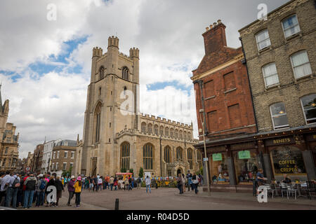 Une scène de rue animée à Cambridge qui donne sur Great St Mary's, l'église universitaire sur la colline du Sénat Banque D'Images