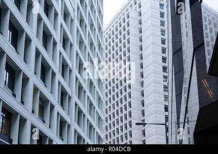 Voir l'immeuble de bureaux en béton de fond urbain, passage à niveau, des gratte-ciel, Hong Kong. Banque D'Images