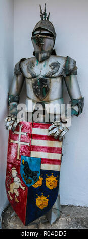 Armures médiévales avec bouclier hongrois coloré au château de Buda, la Hongrie Banque D'Images