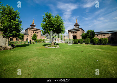 La Jamia Masjid, une importante mosquée dans la vieille ville de Srinagar, a été construite par le Sultan Sikandar dans 1400 AD Banque D'Images