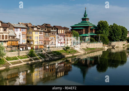 La rivière Jhelum avec quelques vieilles maisons et la mosquée Zain-Ul-Abideen Banque D'Images