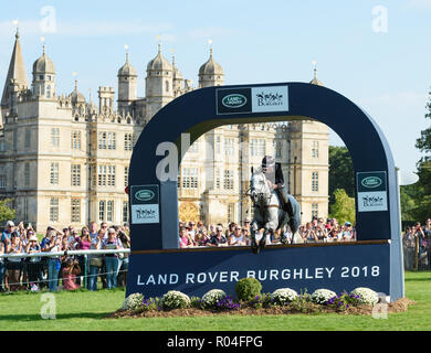 Andrew Nicholson et avaler les ressorts lors de la phase de cross-country de la Land Rover Burghley Horse Trials 2018 Banque D'Images