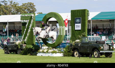 Mark Todd et KILTUBRID RHAPSODY pendant la phase de cross-country de la Land Rover Burghley Horse Trials 2018 Banque D'Images