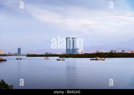 Ras Al Khaimah, Émirats arabes unis - 30 octobre 2018 : Ras Al Khaimah creek avec des bateaux sur l'eau au crépuscule, le cœur de l'émirat du nord Banque D'Images