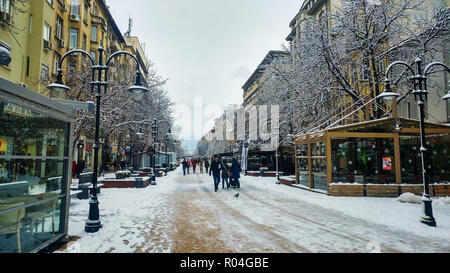 Sofia, Bulgarie - 22 janvier 2018 : Sofia, rue de marche des piétons couverts de neige à un matin d'hiver avec des gens qui marchent Banque D'Images