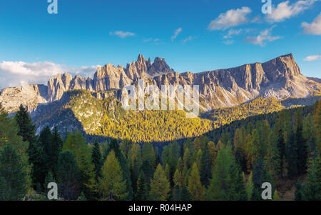 Croda da Lago et Lastoni di Formin. Forêt de Coniferos. Les Dolomites en automne. Alpes italiennes. Europe. Banque D'Images