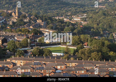 Vue générale du Seel Park, terrain de Mossley AFC avec St John the Baptist Church, à la distance Banque D'Images