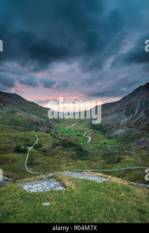 Belle moody image paysage de Nant Francon Valley dans le Snowdonia pendant le coucher du soleil en automne Banque D'Images