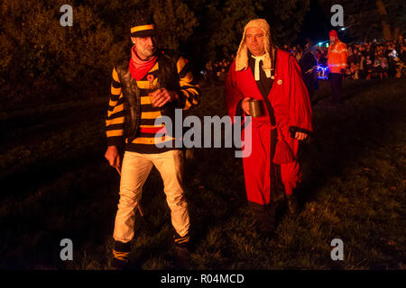 Les membres de la société Bonfire Staplecross Ewhurst et célébrer leur historique annuel d'artifice, le 27 octobre 2018, en Angleterre, Staplecross UK. La société accueille chaque année le village de joie des célébrations et amasse de l'argent tout au long de l'année pour des œuvres de bienfaisance et les bonnes causes. Le Sussex Bonfire Les sociétés sont responsables de la série de festivals feu concentré sur le centre et l'est Sussex, avec d'autres festivals en régions de Surrey et Kent de septembre à novembre de chaque année. Les célébrations marquer à la fois la nuit de Guy Fawkes et l'incendie de 17 martyrs protestants à Lewes's High Stree Banque D'Images