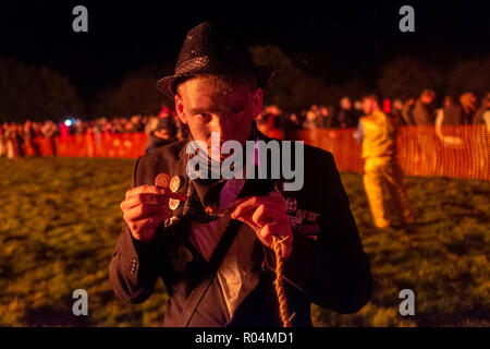 Les membres de la société Bonfire Staplecross Ewhurst et célébrer leur historique annuel d'artifice, le 27 octobre 2018, en Angleterre, Staplecross UK. La société accueille chaque année le village de joie des célébrations et amasse de l'argent tout au long de l'année pour des œuvres de bienfaisance et les bonnes causes. Le Sussex Bonfire Les sociétés sont responsables de la série de festivals feu concentré sur le centre et l'est Sussex, avec d'autres festivals en régions de Surrey et Kent de septembre à novembre de chaque année. Les célébrations marquer à la fois la nuit de Guy Fawkes et l'incendie de 17 martyrs protestants à Lewes's High Stree Banque D'Images