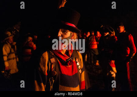 Les membres de la société Bonfire Staplecross Ewhurst et célébrer leur historique annuel d'artifice, le 27 octobre 2018, en Angleterre, Staplecross UK. La société accueille chaque année le village de joie des célébrations et amasse de l'argent tout au long de l'année pour des œuvres de bienfaisance et les bonnes causes. Le Sussex Bonfire Les sociétés sont responsables de la série de festivals feu concentré sur le centre et l'est Sussex, avec d'autres festivals en régions de Surrey et Kent de septembre à novembre de chaque année. Les célébrations marquer à la fois la nuit de Guy Fawkes et l'incendie de 17 martyrs protestants à Lewes's High Stree Banque D'Images