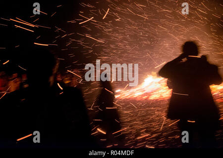 Les membres de la société Bonfire Staplecross Ewhurst et célébrer leur historique annuel d'artifice, le 27 octobre 2018, en Angleterre, Staplecross UK. La société accueille chaque année le village de joie des célébrations et amasse de l'argent tout au long de l'année pour des œuvres de bienfaisance et les bonnes causes. Le Sussex Bonfire Les sociétés sont responsables de la série de festivals feu concentré sur le centre et l'est Sussex, avec d'autres festivals en régions de Surrey et Kent de septembre à novembre de chaque année. Les célébrations marquer à la fois la nuit de Guy Fawkes et l'incendie de 17 martyrs protestants à Lewes's High Stree Banque D'Images