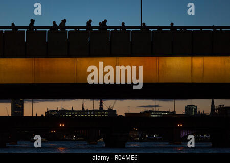 L'heure de pointe du soir les banlieusards cross Londres pont après le début de l'hiver, le 29 octobre 2018, à Londres, en Angleterre. Banque D'Images