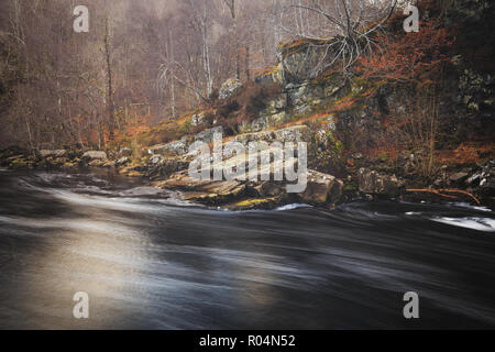 Rivière d'eau noire dans les Highlands écossais - le domaine de Rogie tombe près de Tarvie. Banque D'Images