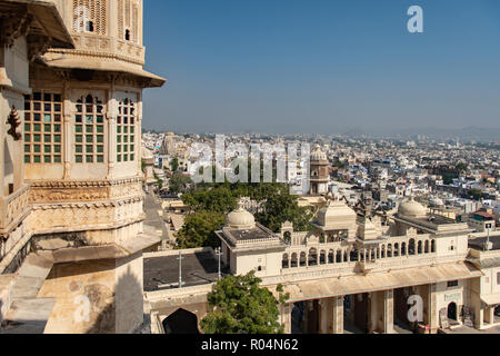 Vue sur la ville de City Palace, Udaipur, Rajasthan, Inde Banque D'Images