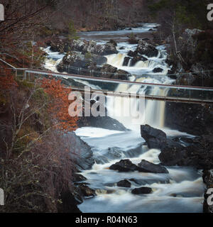 Rivière d'eau noire dans les Highlands écossais - le domaine de Rogie tombe près de Tarvie. Banque D'Images