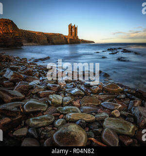 Ruines du château vieux Keiss par la côte de la mer du Nord, nerthern parties de Scottish Highlands, en Écosse. Banque D'Images