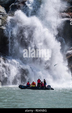 Lindblad National Geographic vous pourrez profiter d'un Zodiac tour à Dawes Glacier, sud-est de l'Alaska, États-Unis d'Amérique, Amérique du Nord Banque D'Images