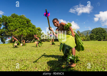 Les enfants du canton de Waitabu effectuer la danse traditionnelle sur l'île de Taveuni, République de Fidji, Îles du Pacifique Sud, du Pacifique Banque D'Images