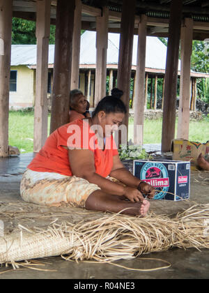 Femme avec enfants le tissage des tapis traditionnels dans la ville de Lufilufi sur l'île d'Upolu, Samoa, Îles du Pacifique Sud, du Pacifique Banque D'Images