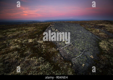 Roches intéressantes sur le haut d'une colline près de Nordgruvefeltet zone d'exploitation minière en milieu de la Norvège. Norwegian nuits blanches. Banque D'Images