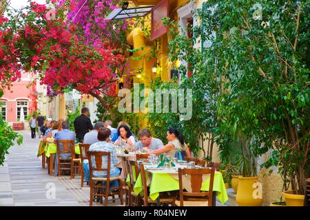 Restaurant dans la vieille ville de Nauplie, l'Argolide, le Péloponnèse, Grèce, Europe Banque D'Images