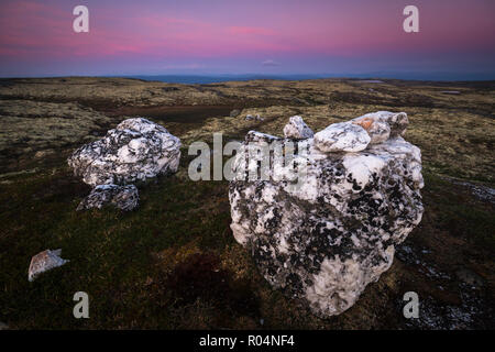 Les grandes roches de quartz sur le sommet d'une montagne dans Nordgruvefeltet - old mining motif au milieu de la Norvège. Nuit d'été. Banque D'Images