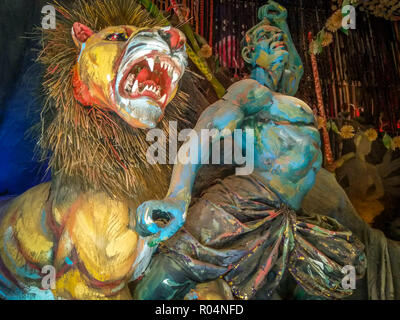 Lion du MAA Durga tuant le démon Mahishasura ou buffalo selon Hindu Banque D'Images