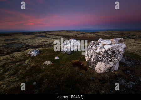 Les grandes roches de quartz sur le sommet d'une montagne dans Nordgruvefeltet - old mining motif au milieu de la Norvège. Nuit d'été. Banque D'Images