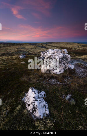 Les grandes roches de quartz sur le sommet d'une montagne dans Nordgruvefeltet - old mining motif au milieu de la Norvège. Nuit d'été. Banque D'Images