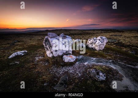 Les grandes roches de quartz sur le sommet d'une montagne dans Nordgruvefeltet - old mining motif au milieu de la Norvège. Nuit d'été. Banque D'Images