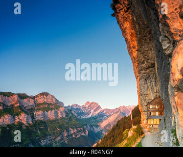 Vue panoramique d'Aescher-Wildkirchli au crépuscule, Gasthaus Löwen, Appenzell Rhodes-Intérieures, Suisse, Europe Banque D'Images