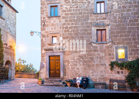 Civita di Bagnoregio la nuit, Province de Viterbe, Latium, Italie, Europe Banque D'Images