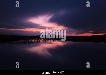 Une longue exposition sur ciel nocturne et les paysages de la zone d'Nordgruvefeltet au milieu de la Norvège. Banque D'Images