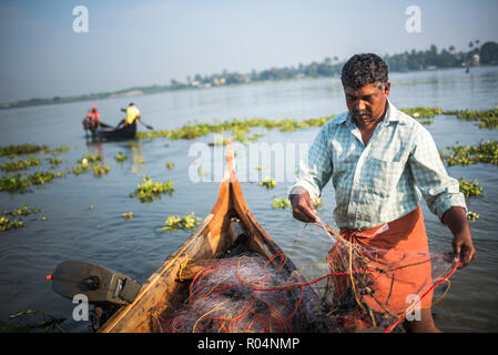 Pêcheur sur le Mahatma Gandhi Beach, Fort Kochi (Cochin), Kerala, Inde, Asie Banque D'Images