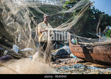 Pêcheur sur le Mahatma Gandhi Beach, Fort Kochi (Cochin), Kerala, Inde, Asie Banque D'Images